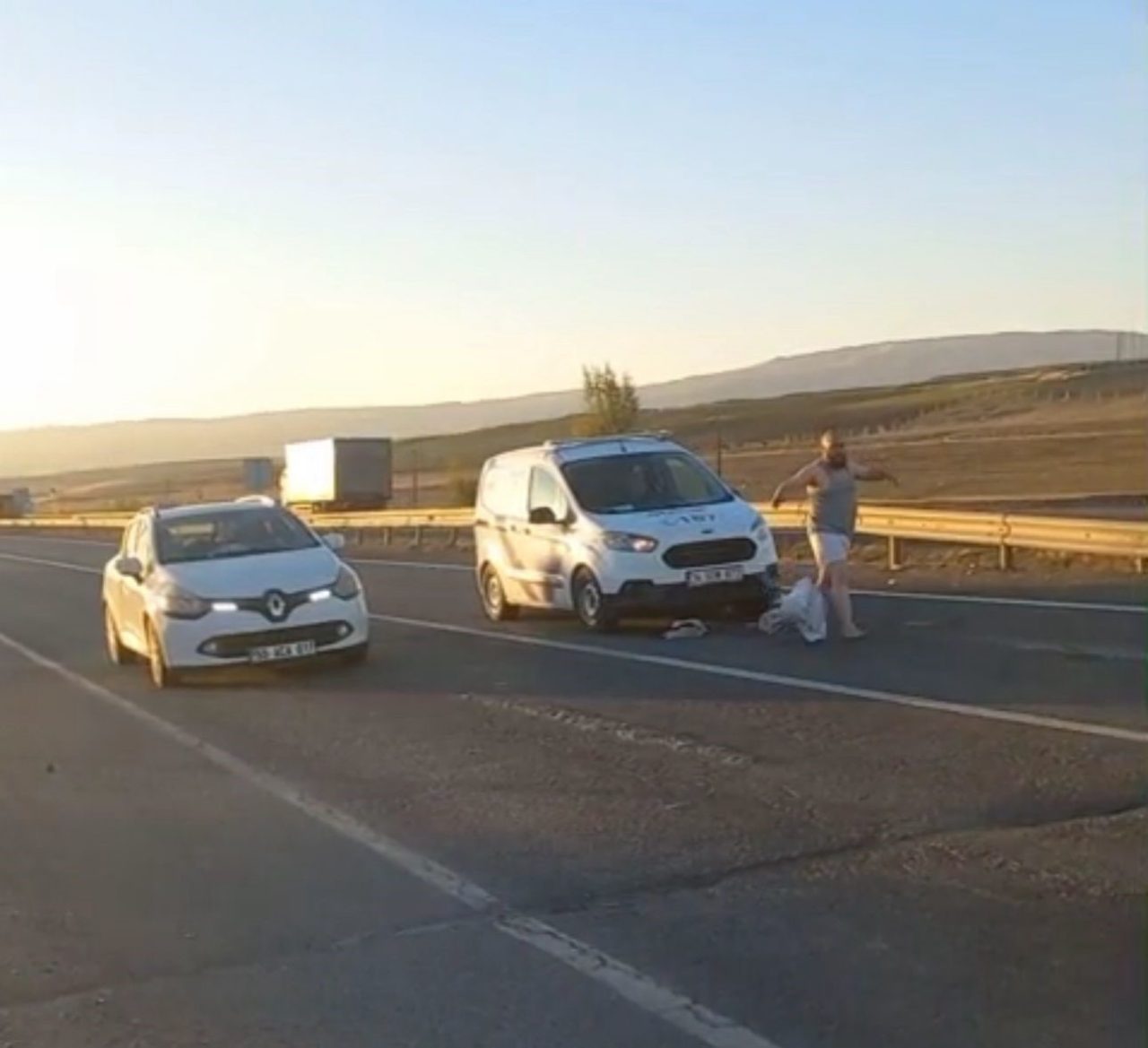 Erzurum’un Horasan ilçesinde Sanayi Kavşağı’nda trafikte bekleyen sürücüler, akıl almaz