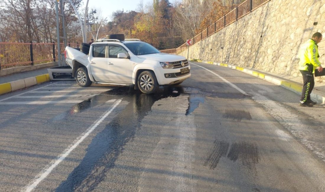 Tunceli’de sürücüsünün direksiyon hakimiyetini kaybettiği kamyonet, 7 metre yükseklikten düştü.