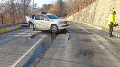 Tunceli’de sürücüsünün direksiyon hakimiyetini kaybettiği kamyonet, 7 metre yükseklikten düştü.