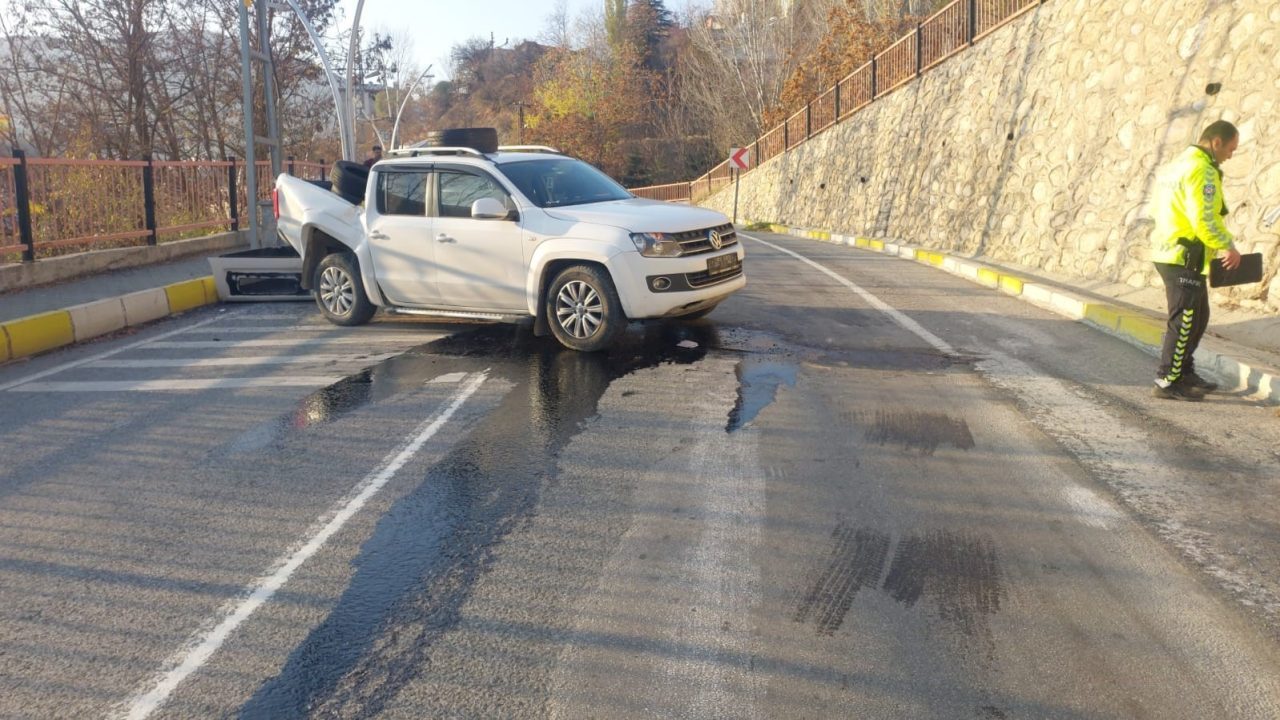 Tunceli’de sürücüsünün direksiyon hakimiyetini kaybettiği kamyonet, 7 metre yükseklikten düştü.