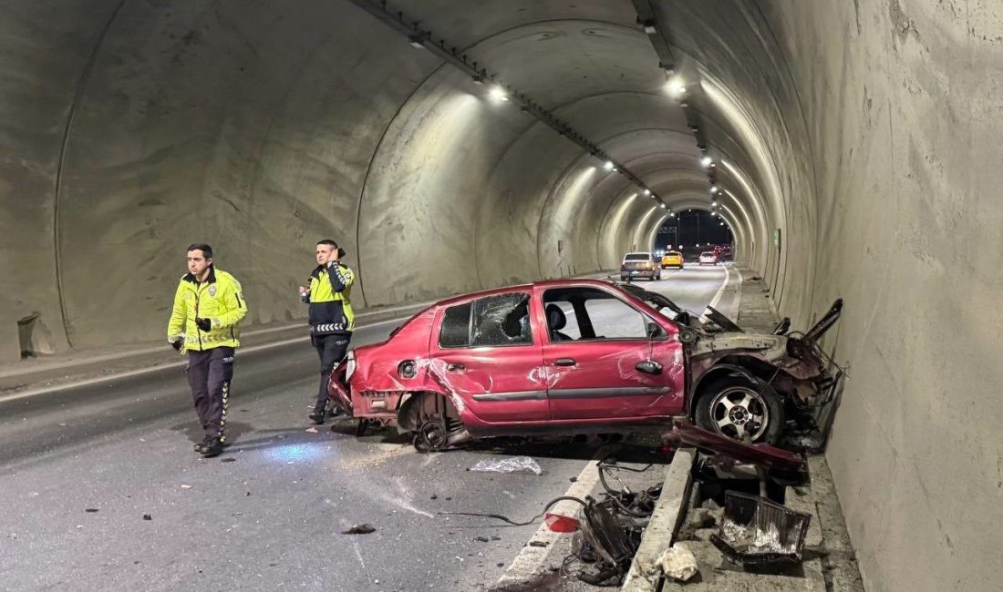 Zonguldak’ta tünelde kontrolden çıkan otomobil duvara çarparak durabildi. Kazada araçta
