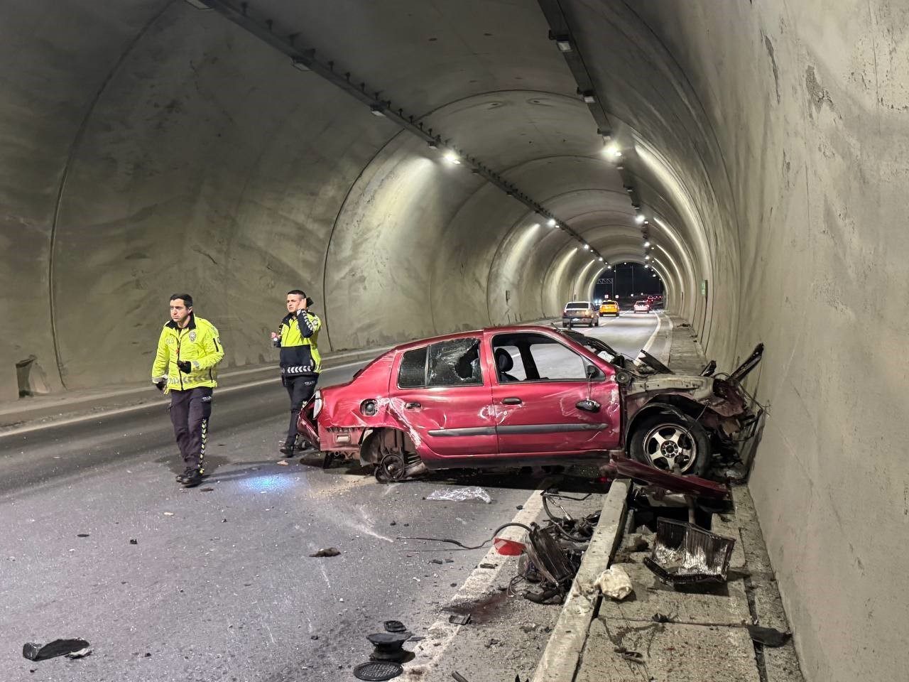 Zonguldak’ta tünelde kontrolden çıkan otomobil duvara çarparak durabildi. Kazada araçta