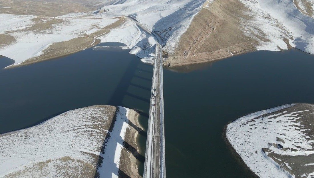 Erzincan’ın Çayırlı ilçesindeki Turnaçayırı Barajı ve bölgeye ulaşımı sağlayan köprü,