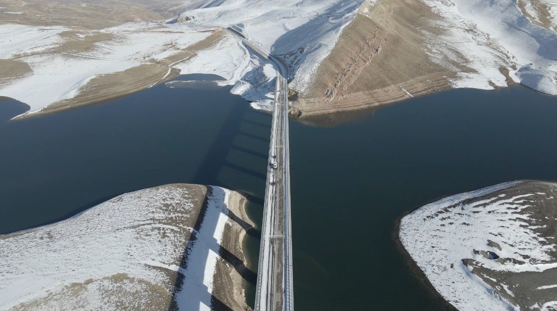 Erzincan’ın Çayırlı ilçesindeki Turnaçayırı Barajı ve bölgeye ulaşımı sağlayan köprü,