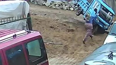 Amasya’da geri geri giden üç tekerlekli motosiklet dengesi kaybolunca devrildi.