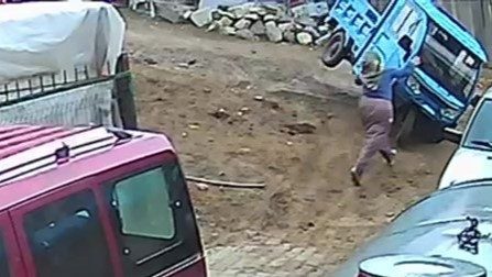 Amasya’da geri geri giden üç tekerlekli motosiklet dengesi kaybolunca devrildi.