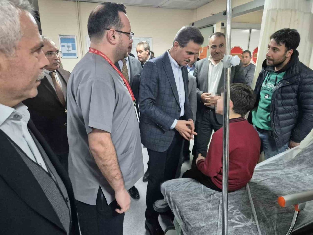 Gümüşhane Valisi Aydın Baruş, gıda zehirlenmesi şüphesiyle hastaneye kaldırılan öğrencileri