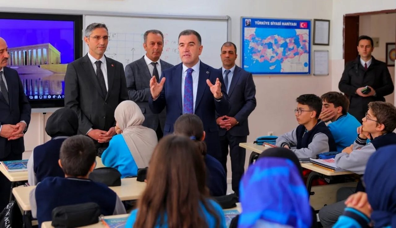 Bayburt Valisi Mustafa Eldivan, Bayburt Fen Lisesi’ni ziyaret ederek okul
