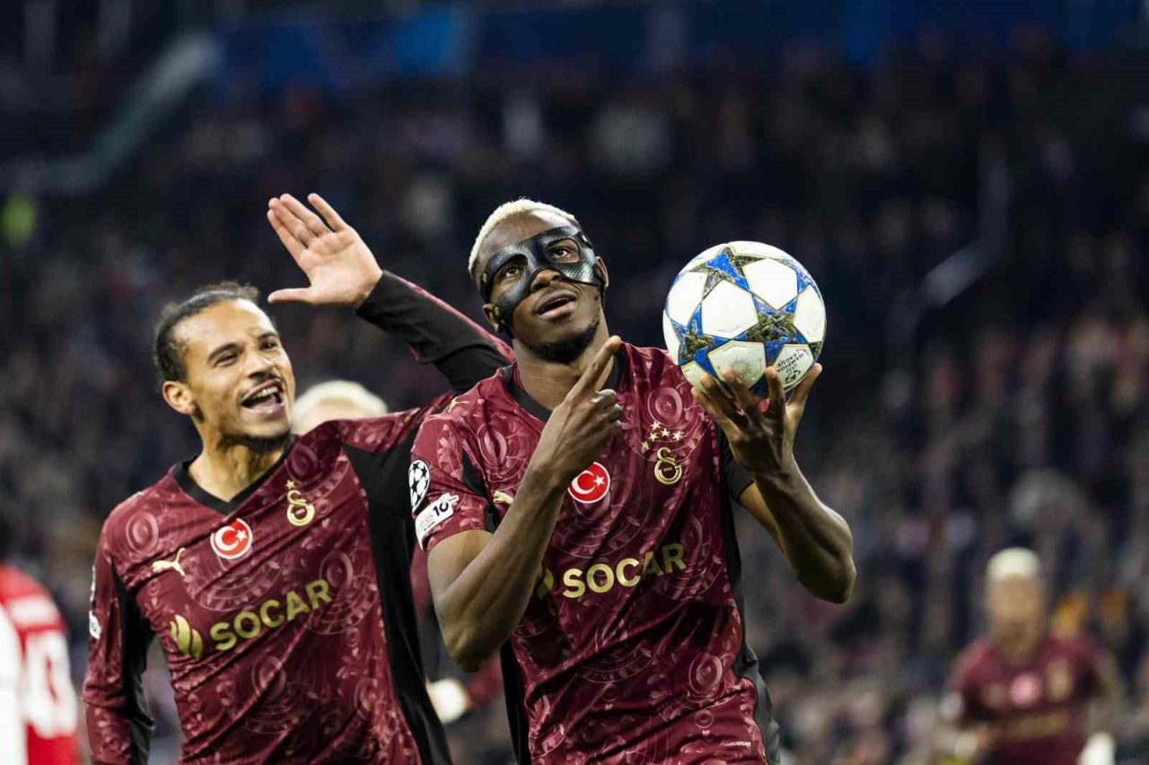 Galatasaray’ın Nijeryalı futbolcusu Victor Osimhen, Ajax maçında attığı 3 golle