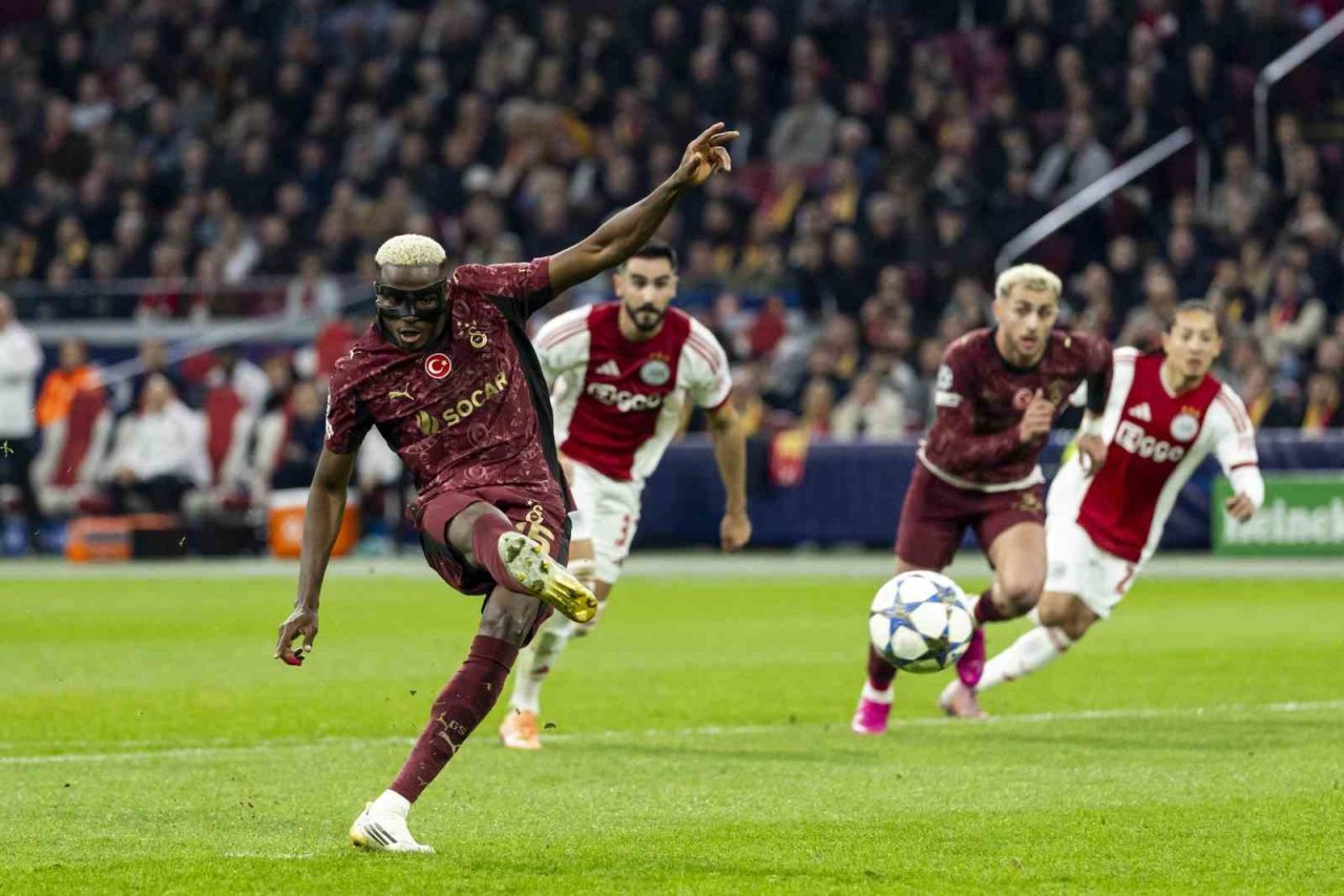 Galatasaray’ın Nijeryalı futbolcusu Victor Osimhen, Ajax maçında attığı 3 golle