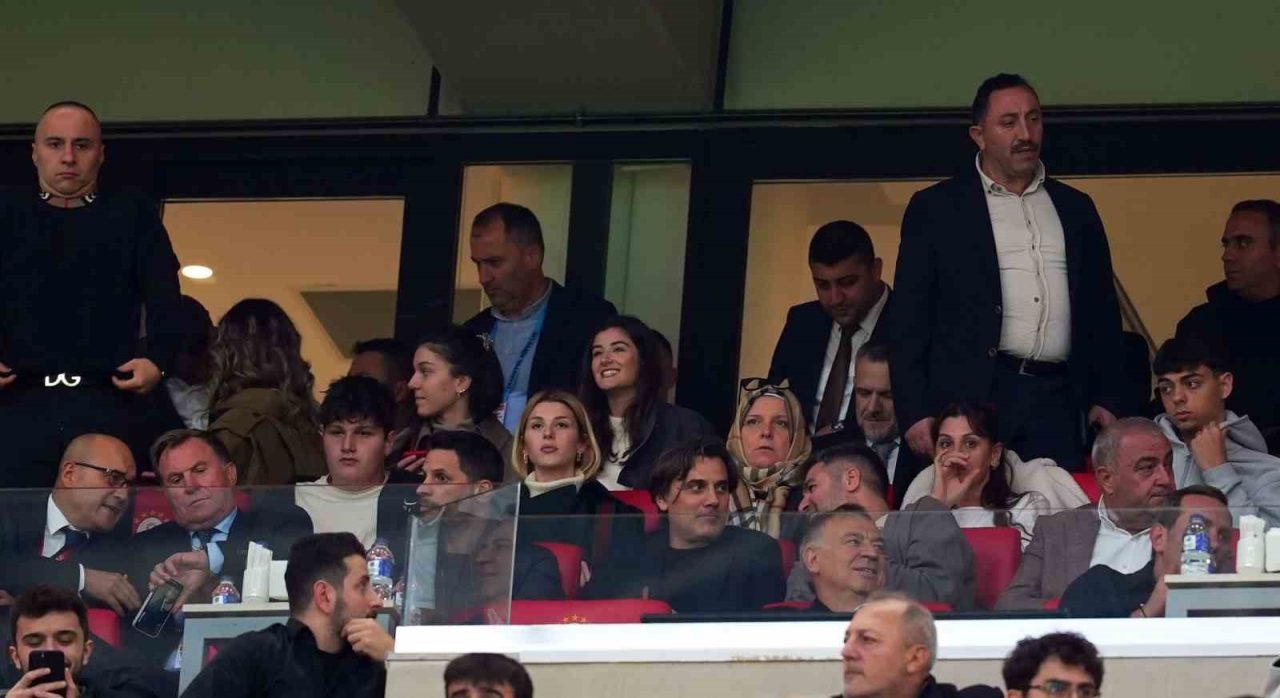 A Milli Futbol Takımı Teknik Direktörü Vincenzo Montella, Galatasaray-Trabzonspor maçını