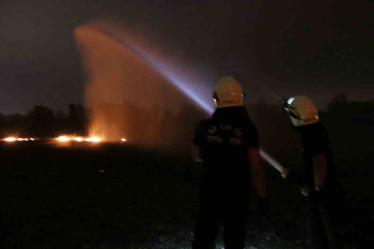 Sakarya’nın Akyazı ilçesinde yasak ve cezaya aldırış etmeden yakılan anız,