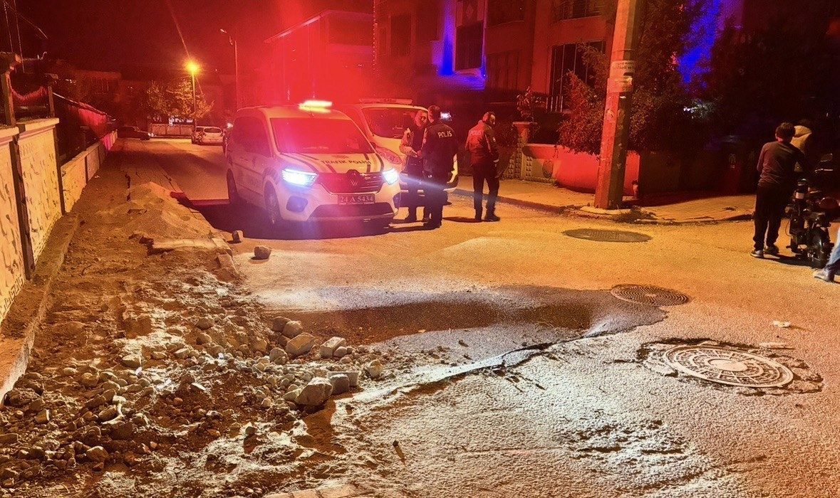 Erzincan Cumhuriyet Mahallesi’nde yeni asfaltlanan bölümde göçük oluştu. Elektrikli bisiklet