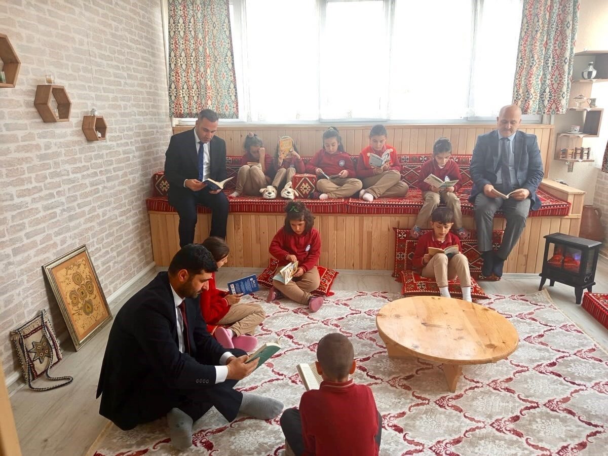 Bayburt’un Aydıntepe ilçesinde bulunan Şehit Oktay Altuntaş İlkokulunda, öğrencilerin okuma