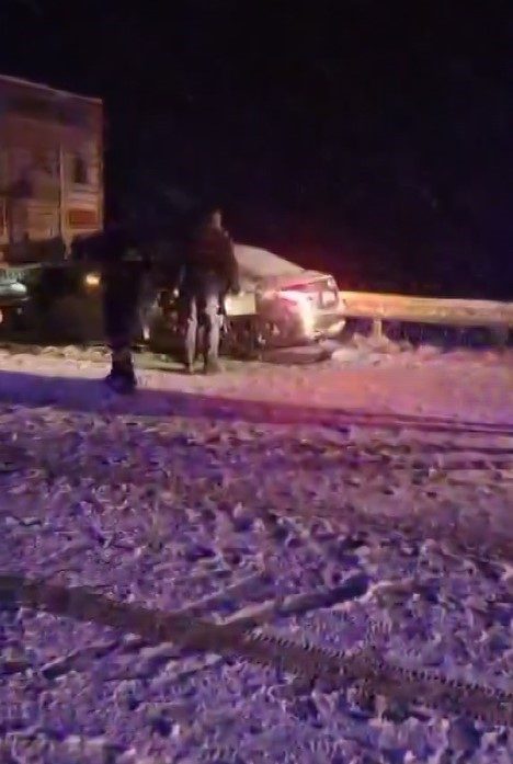 Sivas’ta etkisini artıran kar yağışı beraberinde kazaları getirdi. 2 tır