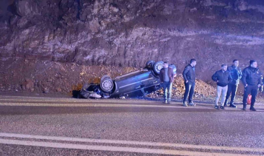 Gümüşhane-Trabzon kara yolunda düşen kayalara çarpmamak için manevra yapan otomobil