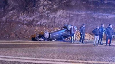 Gümüşhane-Trabzon kara yolunda düşen kayalara çarpmamak için manevra yapan otomobil