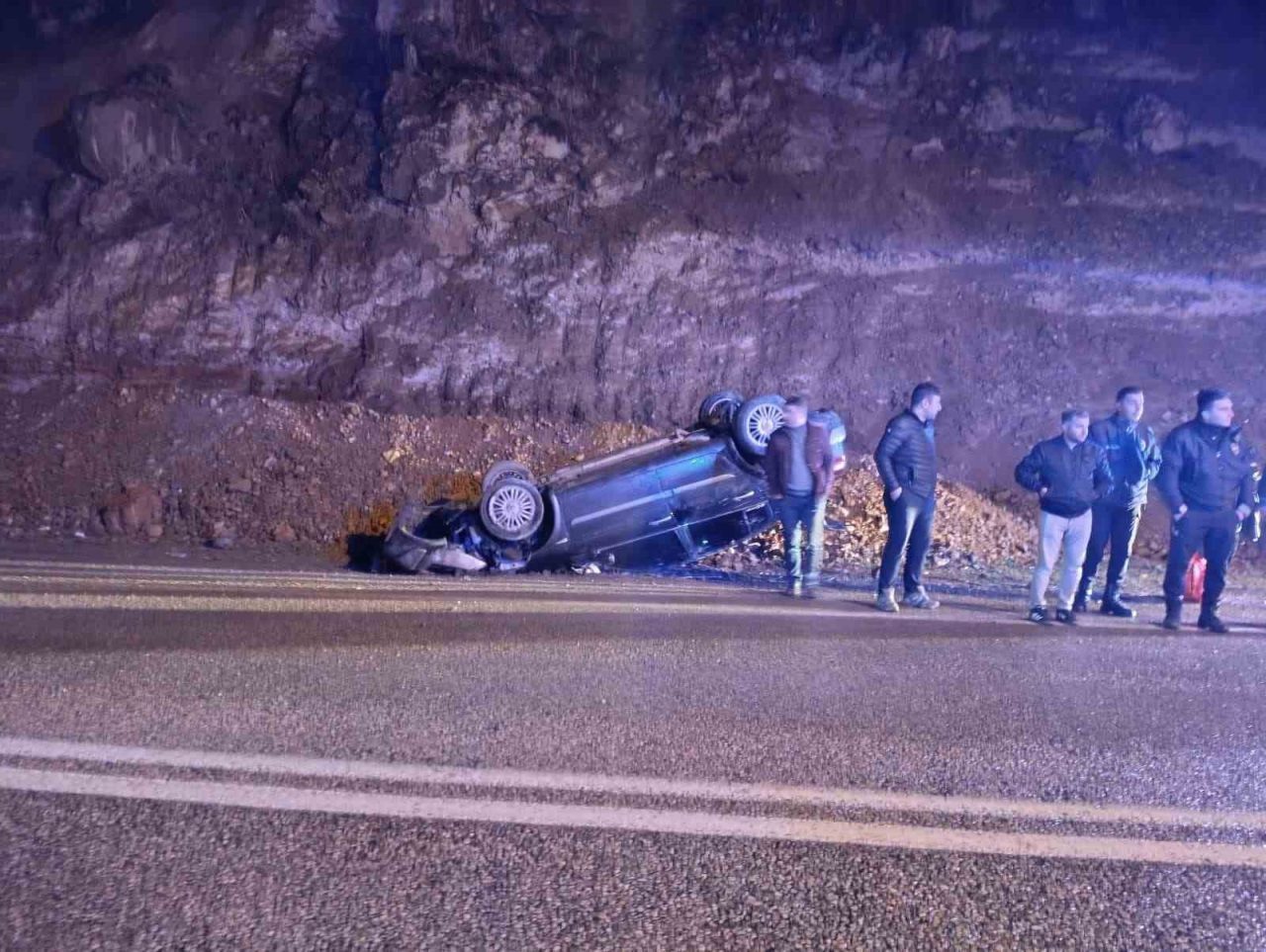 Gümüşhane-Trabzon kara yolunda düşen kayalara çarpmamak için manevra yapan otomobil