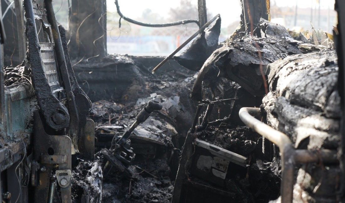 D-100 kara yolunun Kocaeli geçişinde alevlere teslim olan yolcu otobüsü