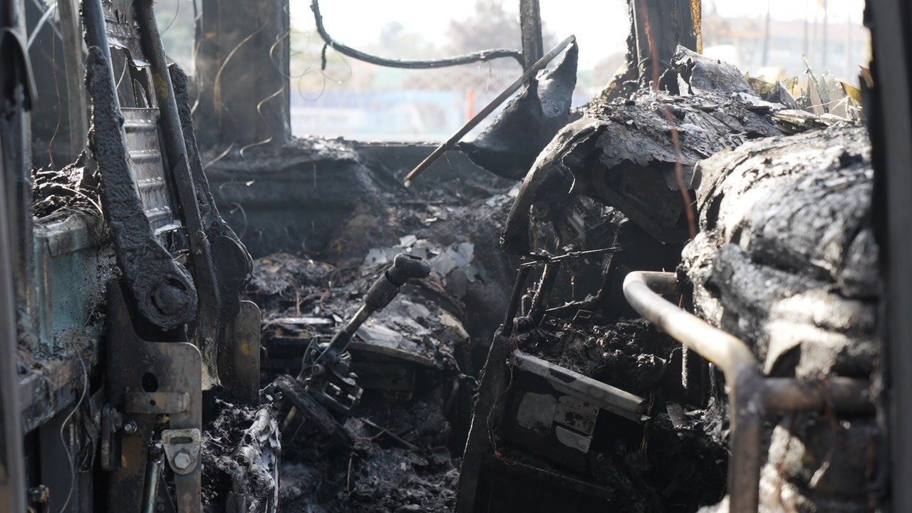 D-100 kara yolunun Kocaeli geçişinde alevlere teslim olan yolcu otobüsü