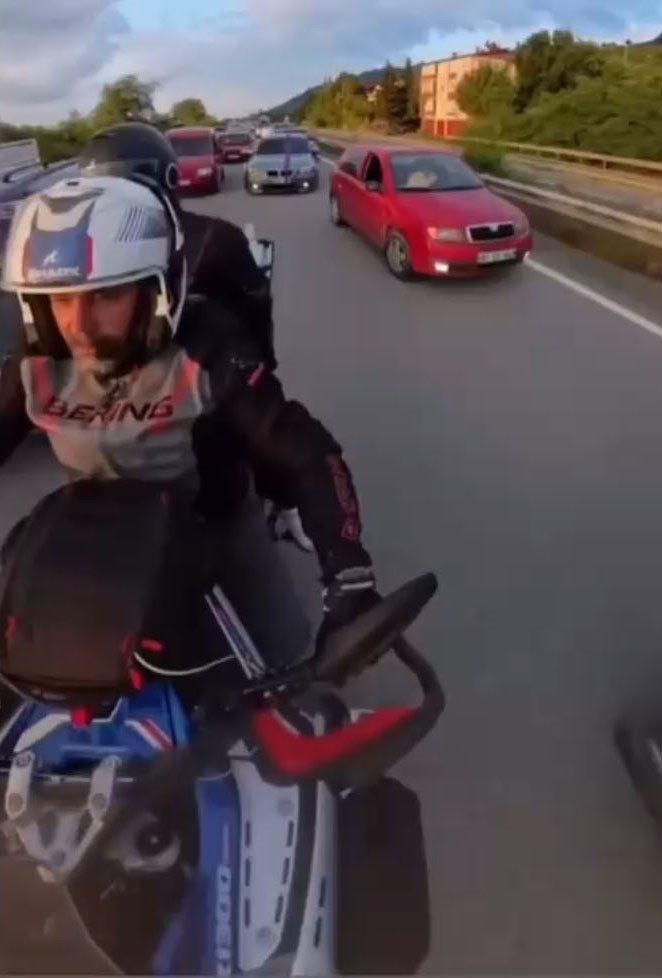 Giresun’da trafik magandaları Karadeniz Sahil Yolu’nu kapatarak drift yaptı. O