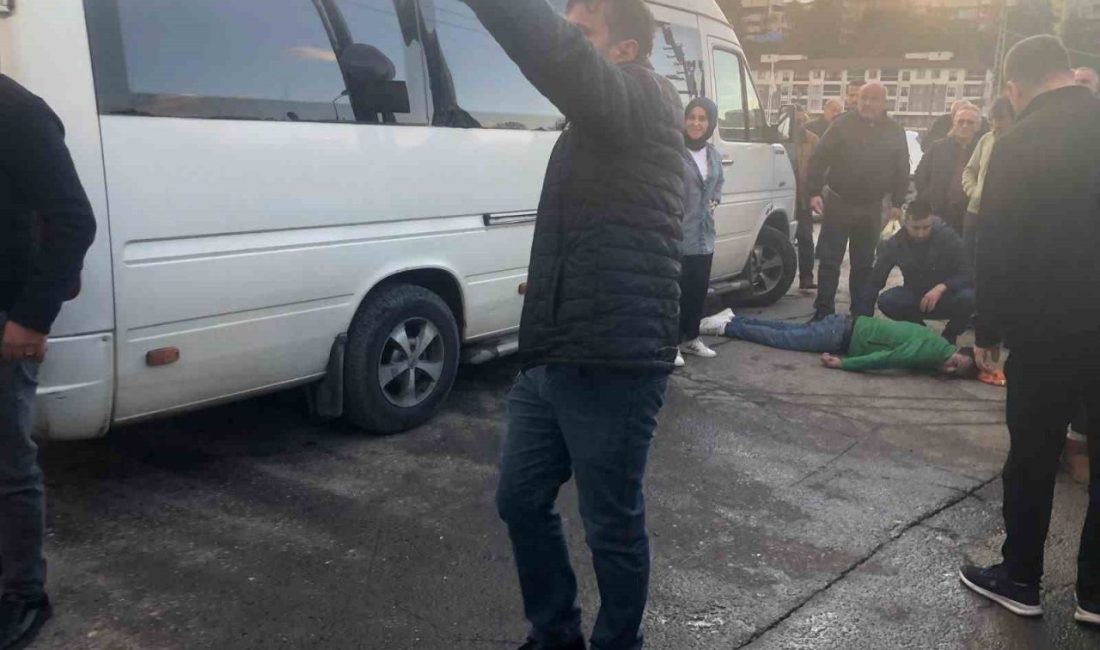 Zonguldak’ın Alaplı ilçesinde yolun karşısına geçerken yere düşen bir kişi,