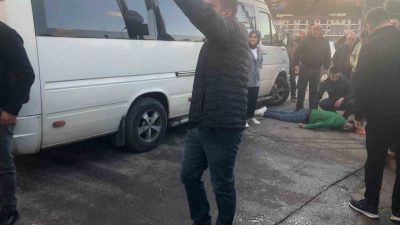 Zonguldak’ın Alaplı ilçesinde yolun karşısına geçerken yere düşen bir kişi,