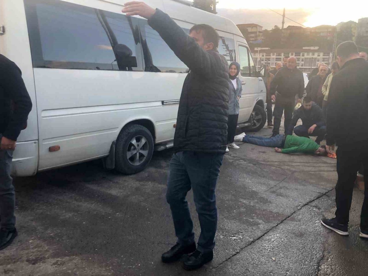 Zonguldak’ın Alaplı ilçesinde yolun karşısına geçerken yere düşen bir kişi,
