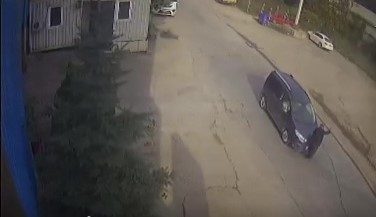 Zonguldak’ın Ereğli ilçesinde yolun karşısına geçmek isteyen yaşlı adama araç