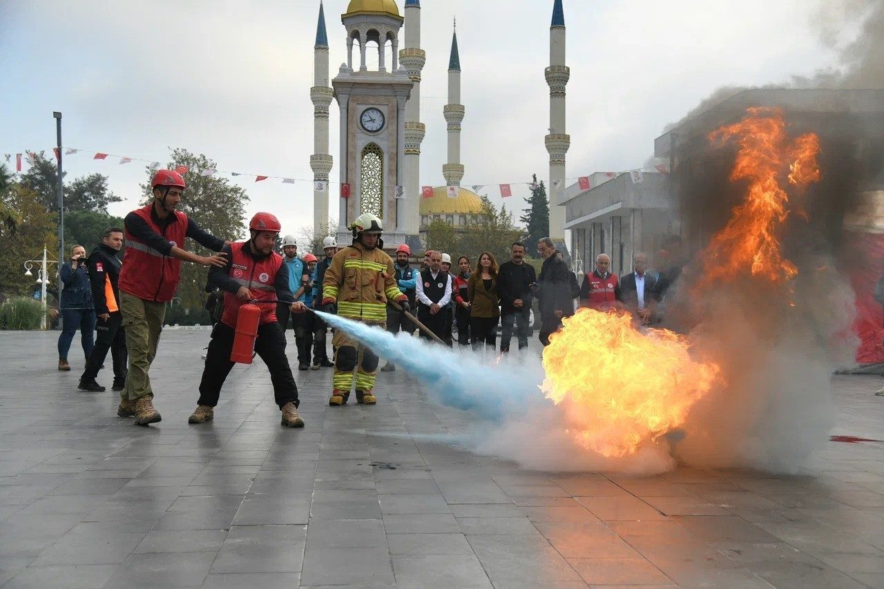 Yunusemre Belediyesi personeli, 6.8 büyüklüğündeki deprem senaryosunda neler yapılması gerektiğini
