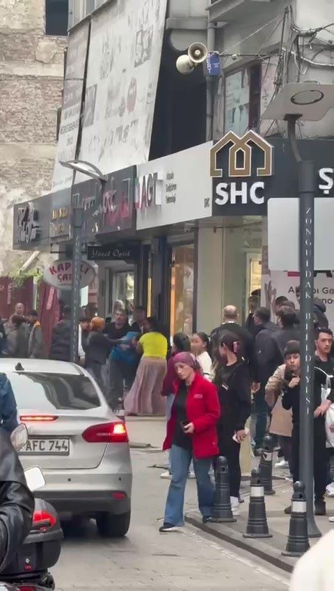 Zonguldak’ta iki grup arasında çıkan tartışma kavgaya dönüştü. Polisin müdahalesiyle