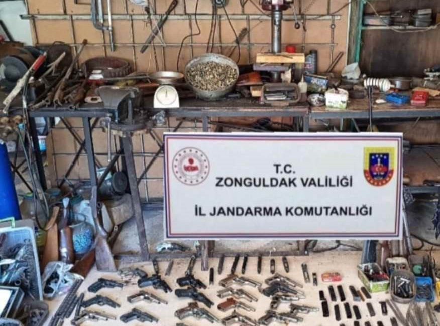 Zonguldak’ın Çaycuma ilçesinde jandarma ekiplerinin düzenlediği operasyonda, silah imalathanesi olarak