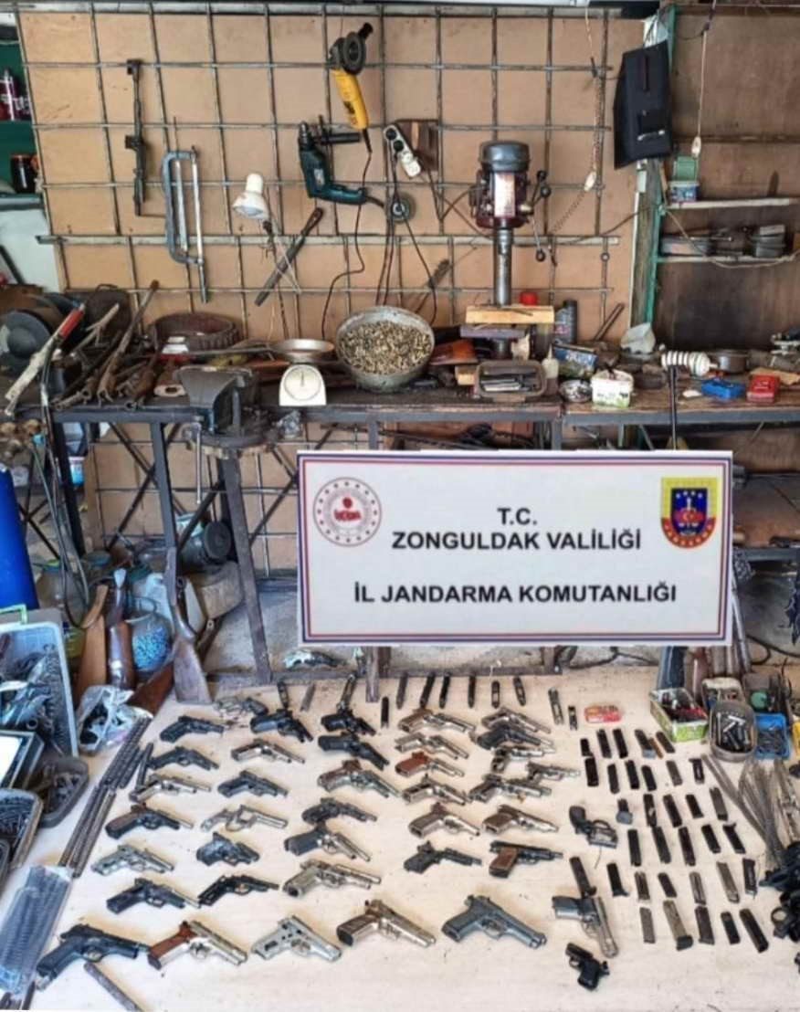 Zonguldak’ın Çaycuma ilçesinde jandarma ekiplerinin düzenlediği operasyonda, silah imalathanesi olarak