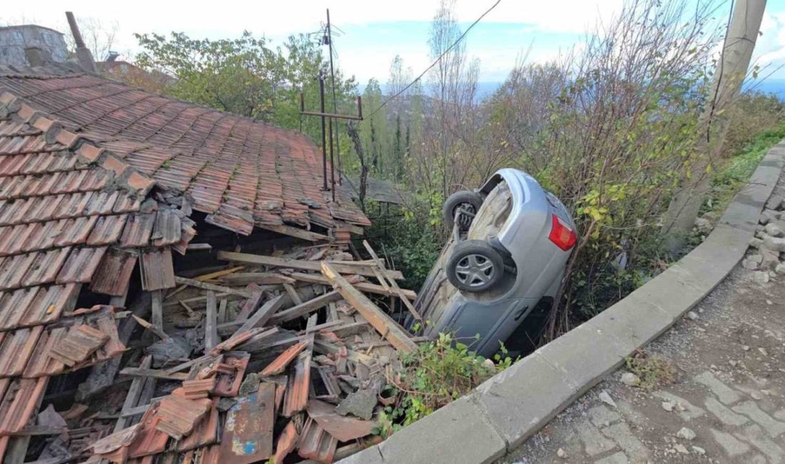 Zonguldak’ta kontrolden çıkan otomobil bir evin çatısına uçtu. Araçta bulunan