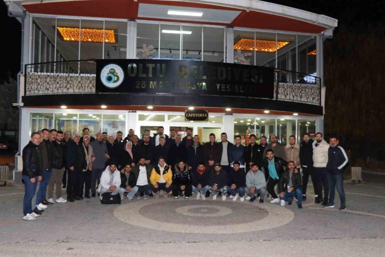 Erzurum’un Oltu ilçesinde belediye yönetimi, siyasi parti temsilcileri ve esnaf,
