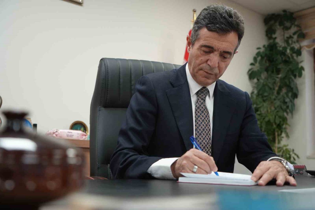 Bayburt Mesleki ve Teknik Anadolu Lisesi Müdürü Ensar Çeker (58),