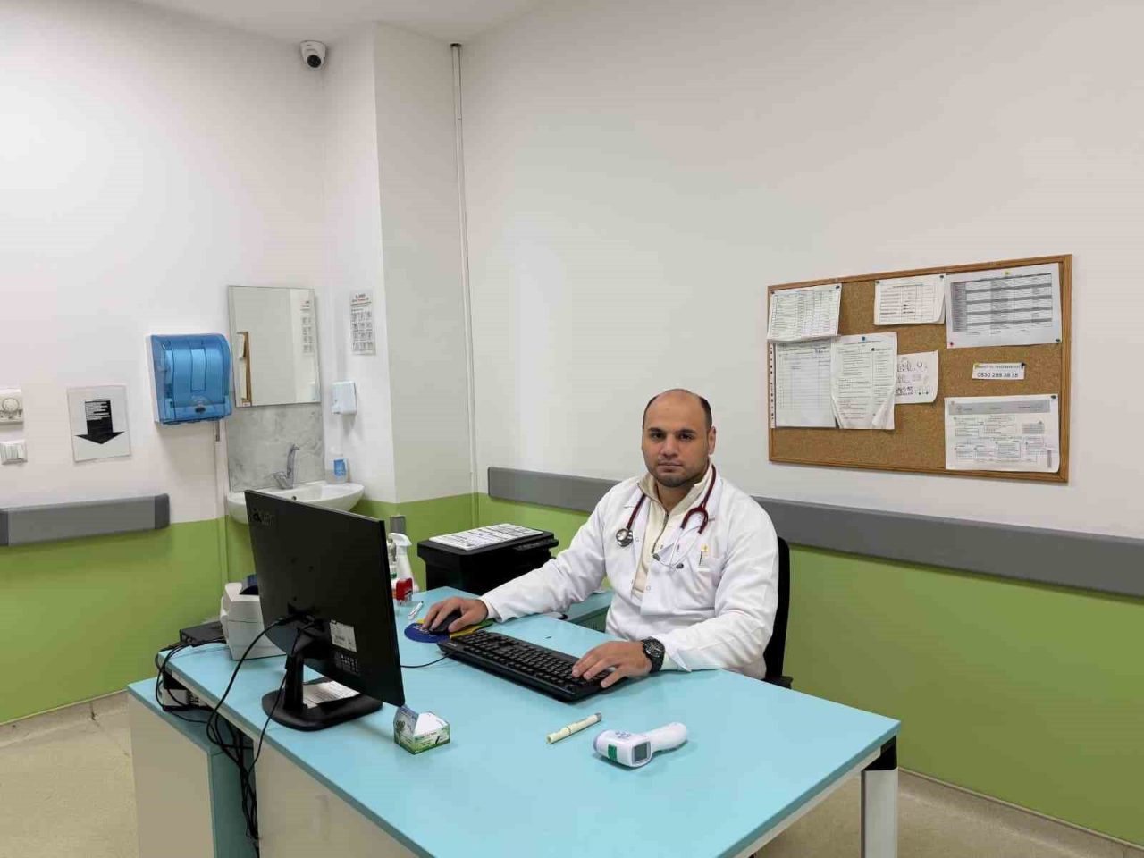 Giresun’un Eynesil ilçe Devlet Hastanesi acil servisinde görev yapan 28