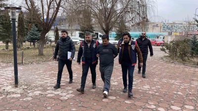 Sivas’ta ağabeyini göğsünden bıçaklayarak öldüren cinayet zanlısı emniyetteki işlemlerinin ardından