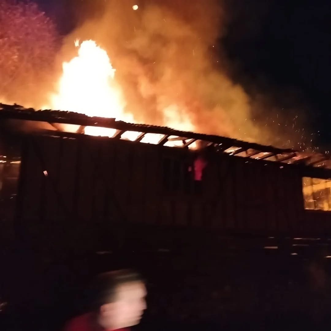 Kastamonu’da çıkan yangında iki katlı ahşap ev kullanılmaz hale geldi.