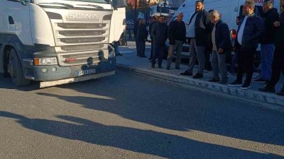 Zonguldak’ın Alaplı ilçesinde karşıya geçmek isteyen 13 yaşındaki çocuğa, tır