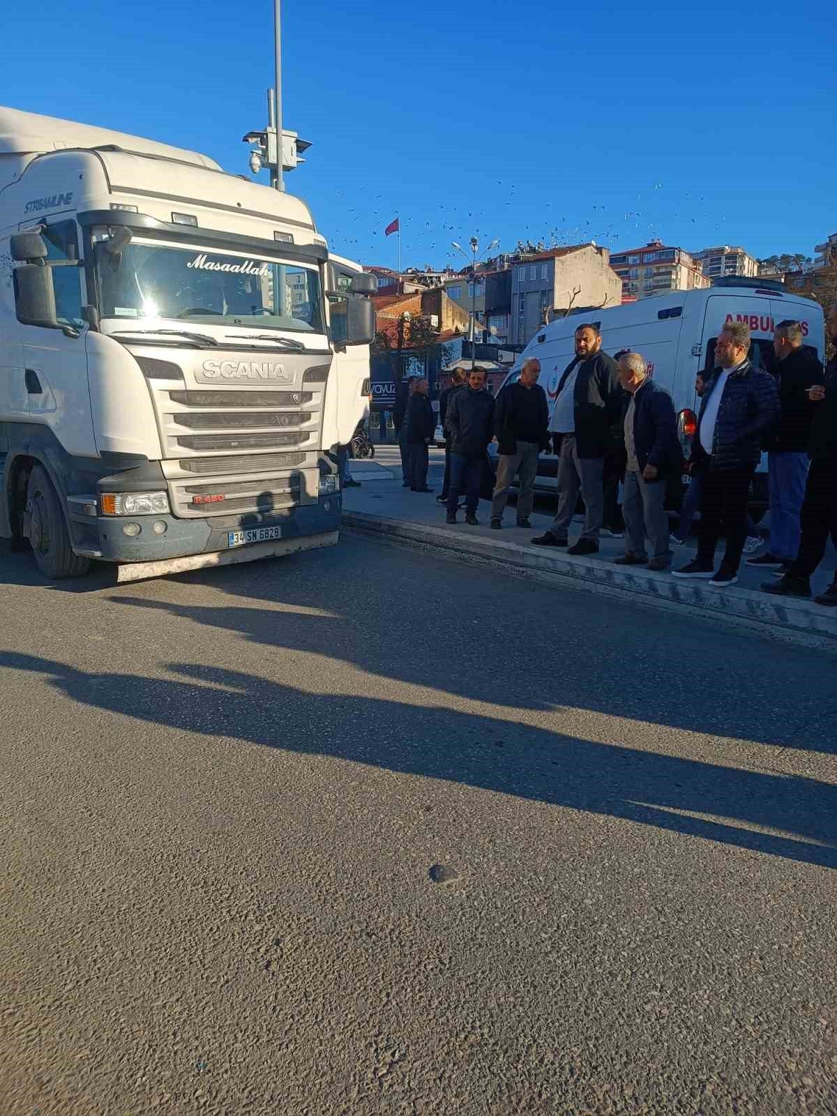 Zonguldak’ın Alaplı ilçesinde karşıya geçmek isteyen 13 yaşındaki çocuğa, tır