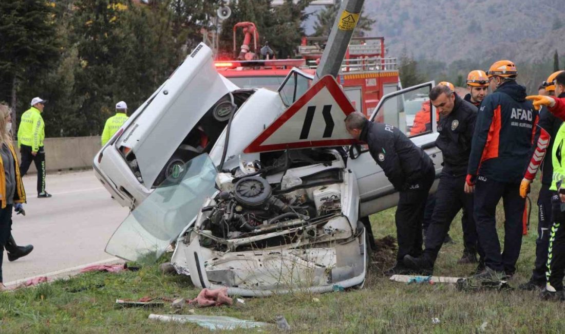 Amasya’da genç avukat duruşmaya giderken kullandığı otomobilin aydınlatma direğine çarpması