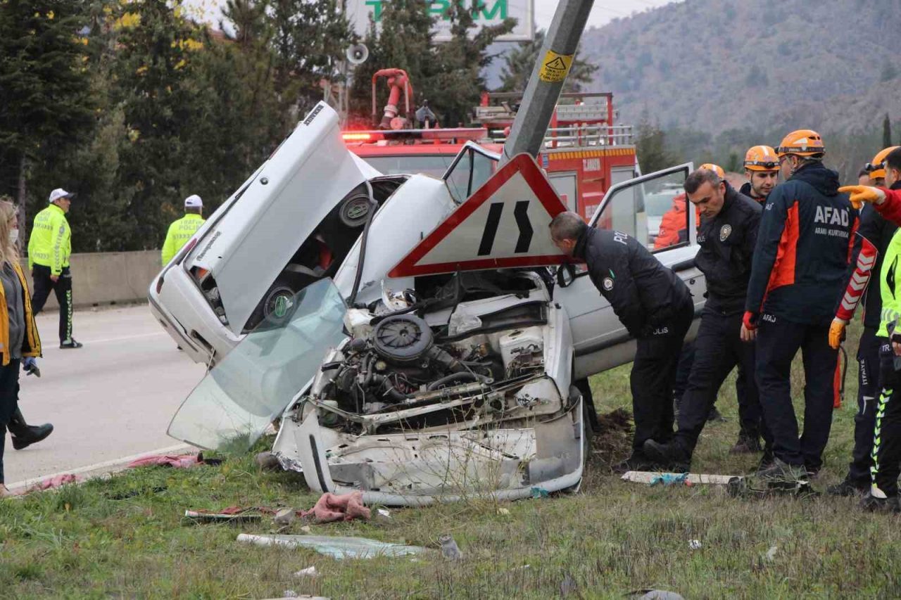 Amasya’da genç avukat duruşmaya giderken kullandığı otomobilin aydınlatma direğine çarpması