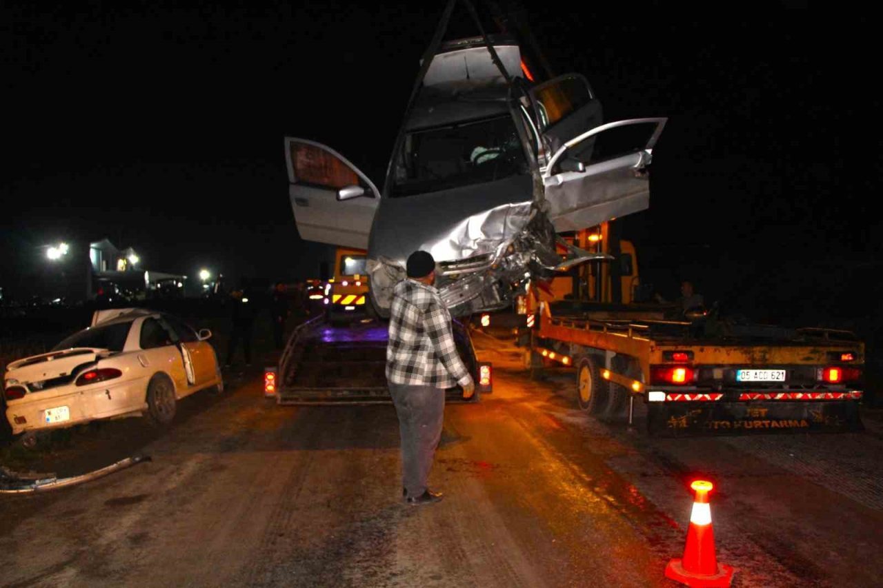 Amasya’da iki otomobilin kafa kafaya çarpışması sonucu meydana gelen kazada