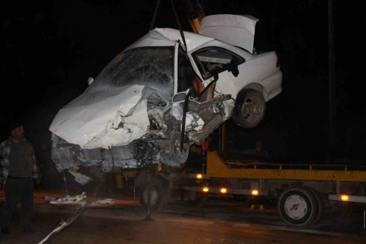 Amasya’da iki otomobilin kafa kafaya çarpışması sonucu meydana gelen feci