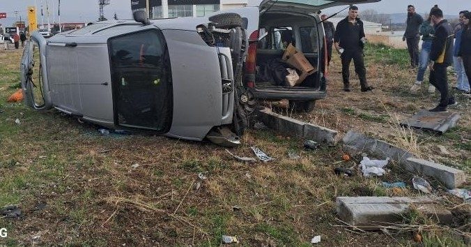 Amasya’nın Merzifon ilçesinde iki kamyonetin çarpıştığı kazada 4 kişi yaralandı.