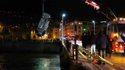 Amasya’da kontrolden çıkan otomobil köprüden Yeşilırmak Nehri’ne uçtu. Sulara gömülen