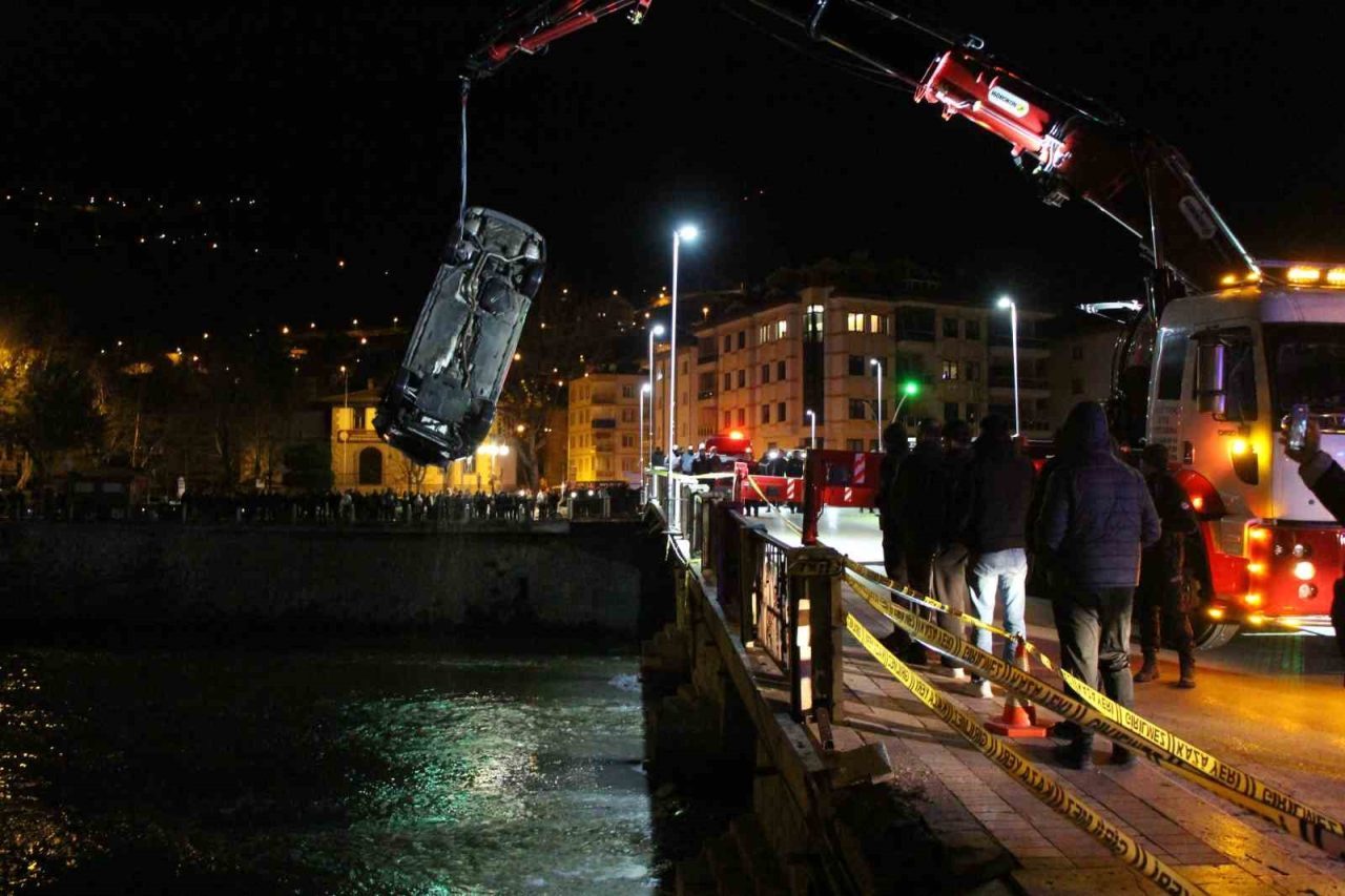 Amasya’da kontrolden çıkan otomobil köprüden Yeşilırmak Nehri’ne uçtu. Sulara gömülen