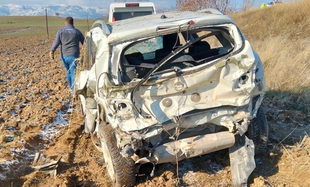 Amasya’nın Gümüşhacıköy ilçesinde bir otomobil ile SUV tipi aracın çarpışması