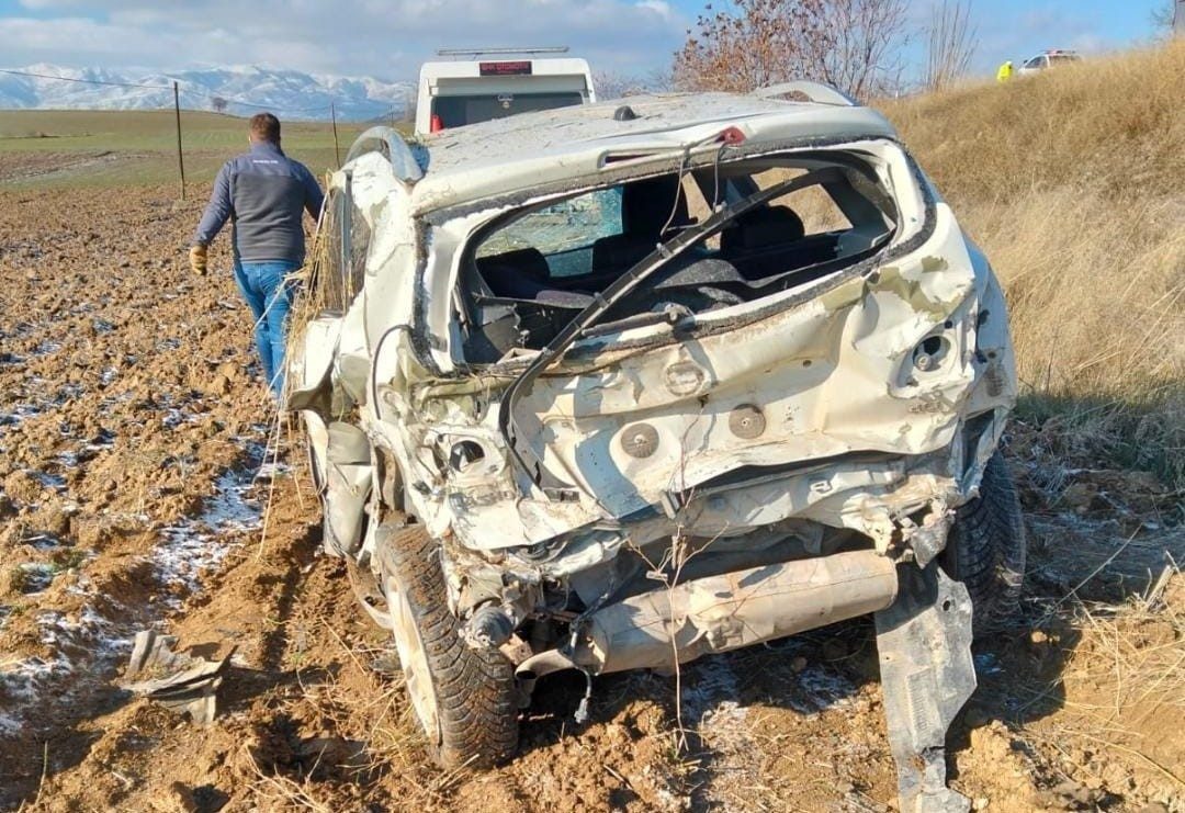 Amasya’nın Gümüşhacıköy ilçesinde bir otomobil ile SUV tipi aracın çarpışması